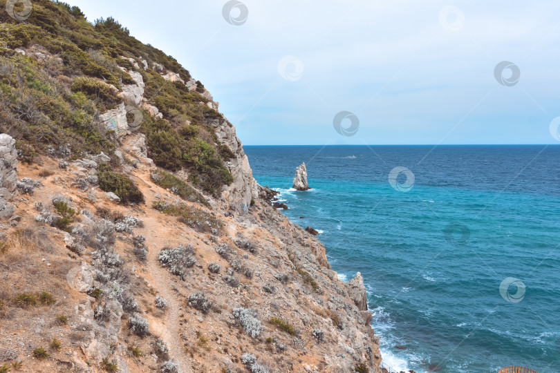 Скачать скала у моря, скалистый утес у моря, летнее черное море фотосток Ozero