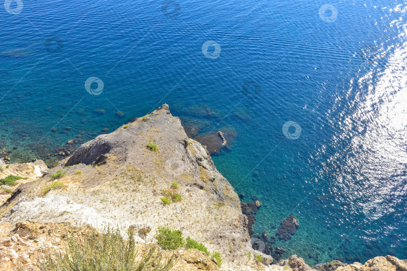 Скачать скала у моря, скалистый утес у моря, летнее черное море фотосток Ozero