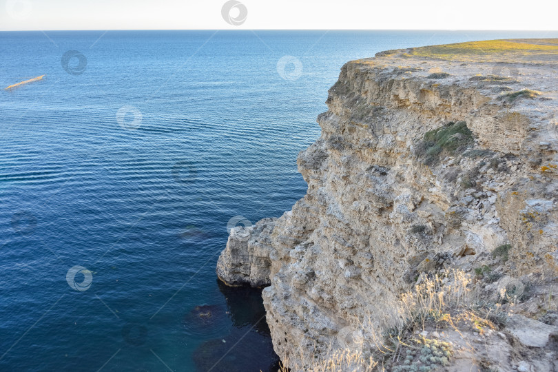 Скачать скала у моря, скалистый утес у моря, летнее черное море фотосток Ozero