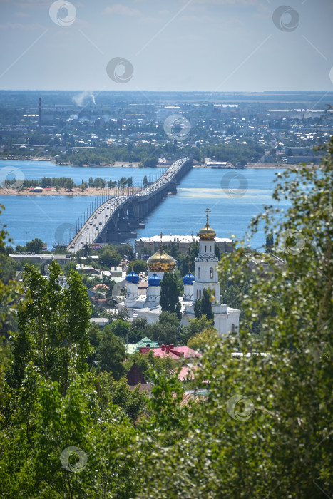 Скачать Саратов / Россия - 25 июля 2020 года: вид на город Саратов и мост через реку Волга фотосток Ozero