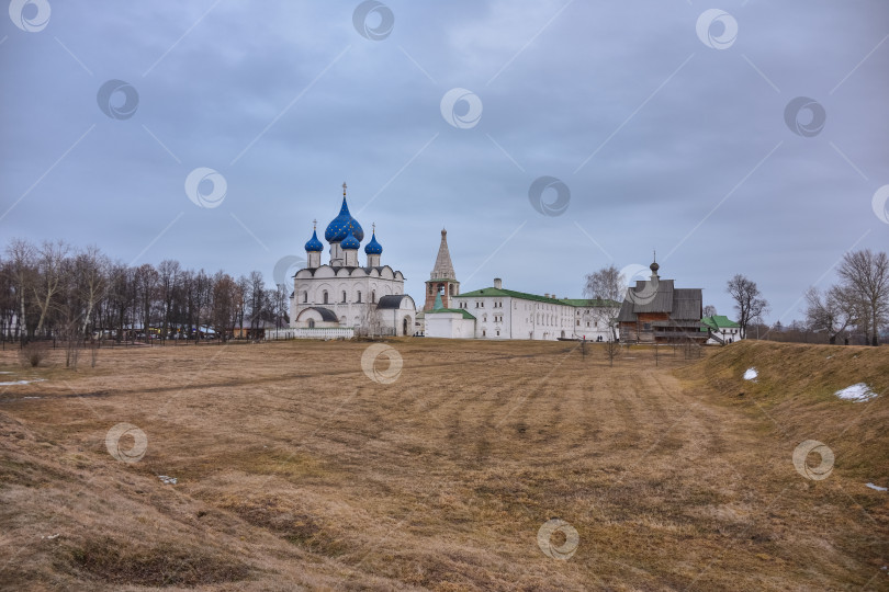 Скачать Суздаль / Россия - 07 марта 2020 года: Собор Рождества Богородицы на территории Суздальского кремля фотосток Ozero