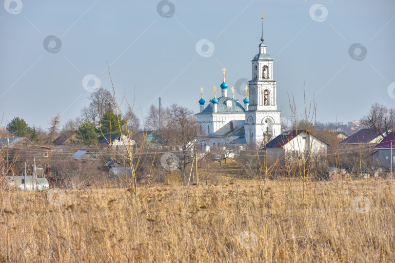 Скачать Переславль-Залесский / Россия - 28 марта 2020 года: Церковь Рождества Пресвятой Богородицы в поселке фотосток Ozero