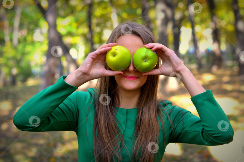 Скачать девушка с яблоками фотосток Ozero