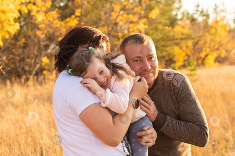 Скачать Счастливая семья, хорошо проводящая время на природе осенью фотосток Ozero