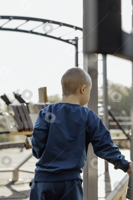 Скачать милый ребенок, мальчик, тренирующийся на спортивной площадке, спортивное развлечение для детей фотосток Ozero