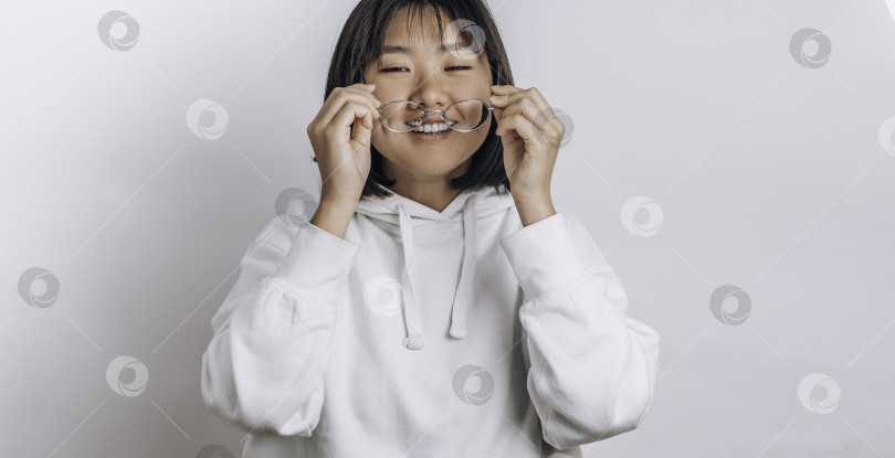 Скачать Красивая молодая азиатка в очках, современные методы лечения и коррекции зрения, медицинские изделия фотосток Ozero
