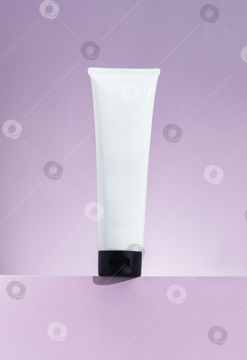Скачать Пластиковый косметический тюбик для макета крема или геля на розовом фоне фотосток Ozero