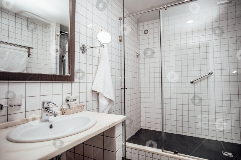 Скачать Современный интерьер ванной комнаты. Душевая комната выложена белой и черной плиткой фотосток Ozero