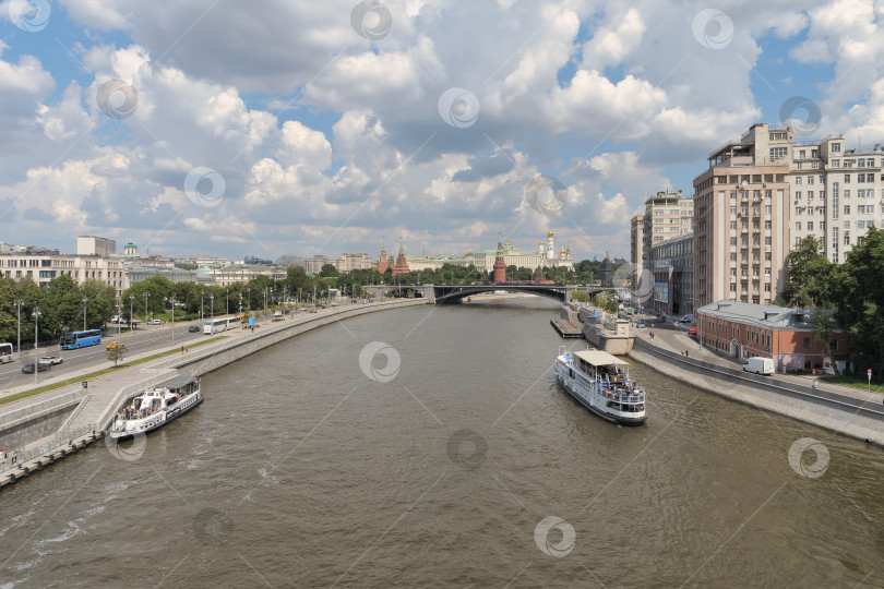 Скачать Москва-река в районе Берсеневской и Пречистенской набережной. фотосток Ozero