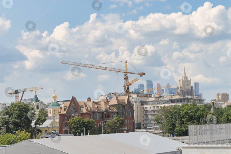 Скачать Строительные краны над крышами домов в центре Москвы. фотосток Ozero