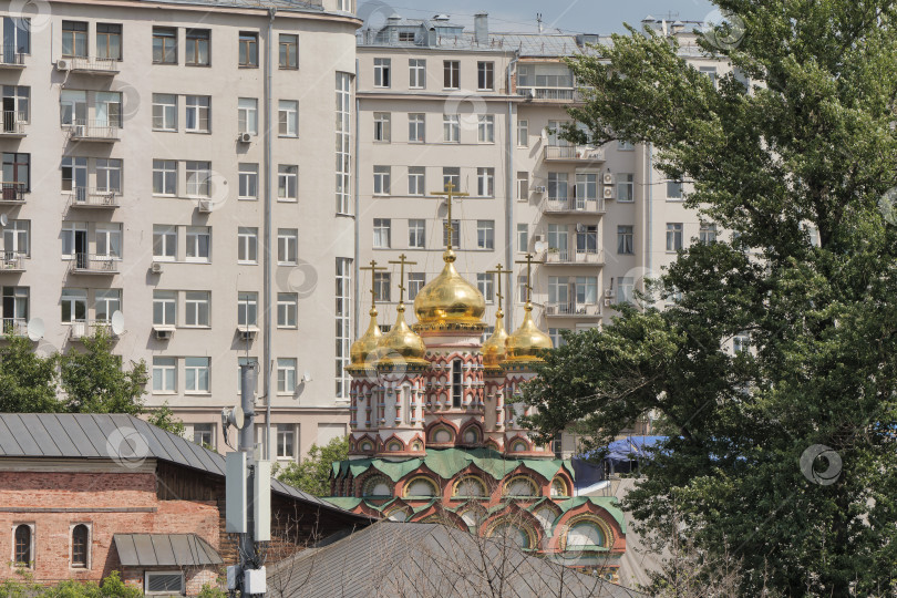 Скачать Золотые купола Никольской церковьиво дворе знаменитого "Дома на набережной". Москва. фотосток Ozero