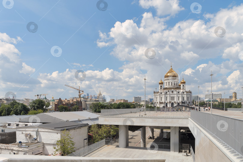 Скачать Вид на Храм Христа Спасителя с Патриаршего моста.  Москва. фотосток Ozero