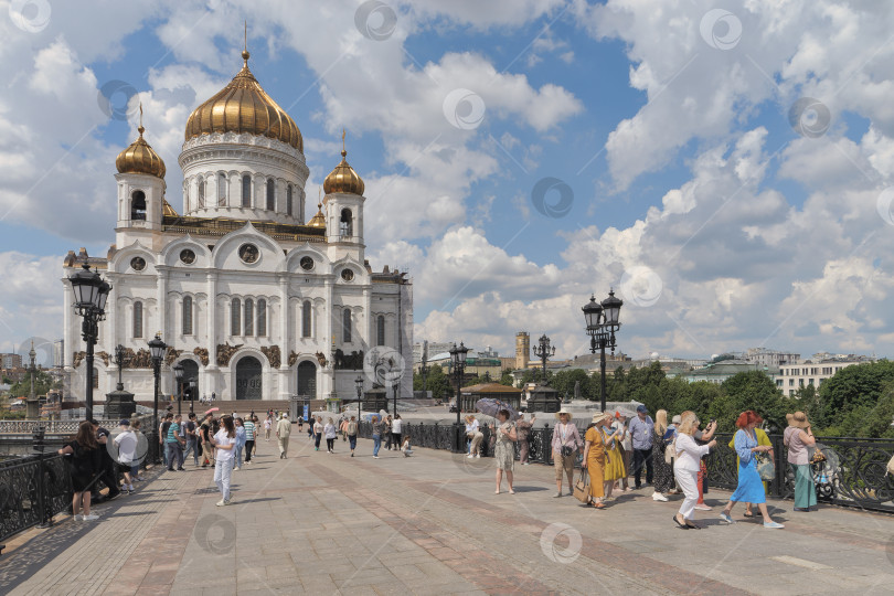 Скачать Вид на Храм Христа Спасителя с Патриаршего моста. Москва. фотосток Ozero