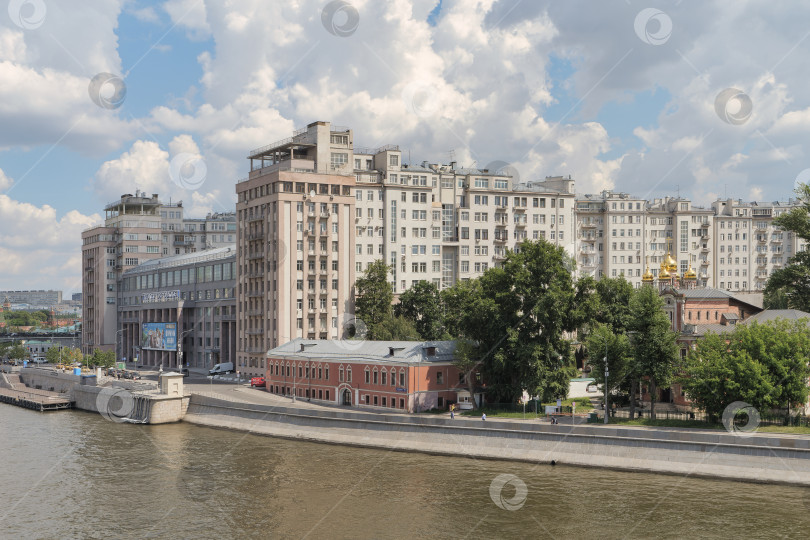 Скачать Москва-река и знаменитый  "Дом на набережной". фотосток Ozero