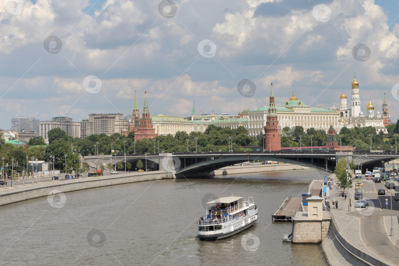 Скачать Московский Кремль со стороны Берсеневской набережной и Большого каменного моста. фотосток Ozero