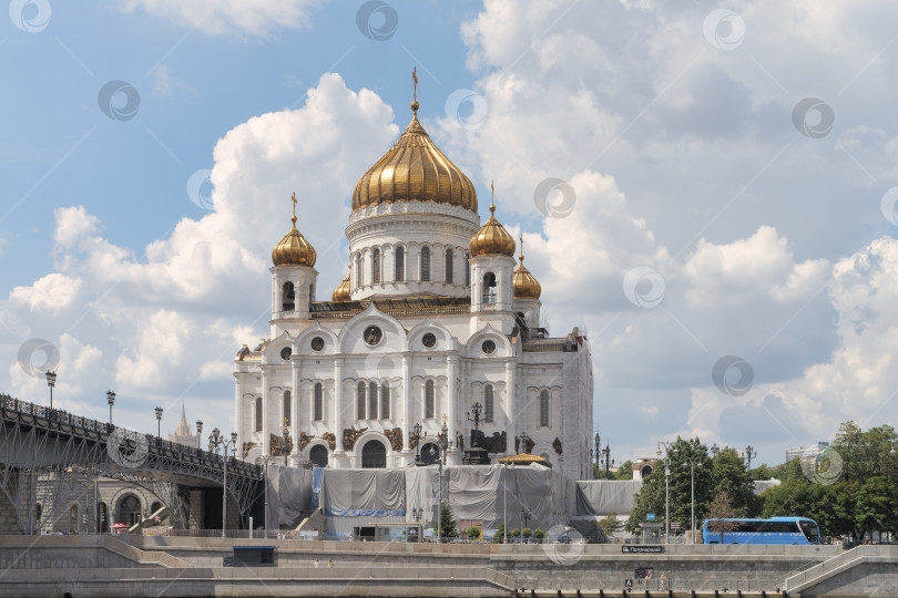 Скачать Вид на Храм Христа Спасителя со стороны Берсеневской набережной. Москва. фотосток Ozero