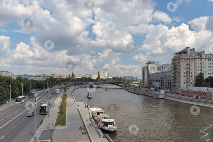 Скачать Пречистенская набережная, Москва-река. Лето. фотосток Ozero