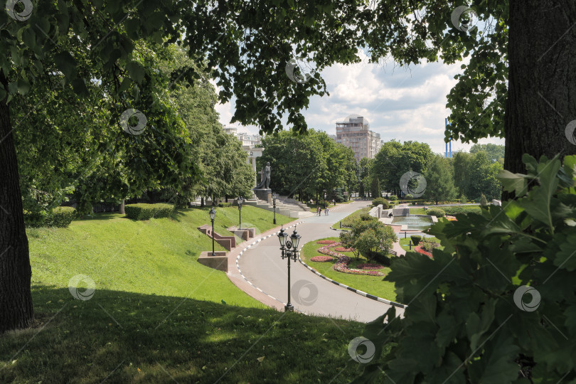 Скачать Сквер на территории Храма христа Спасителя. Москва. фотосток Ozero