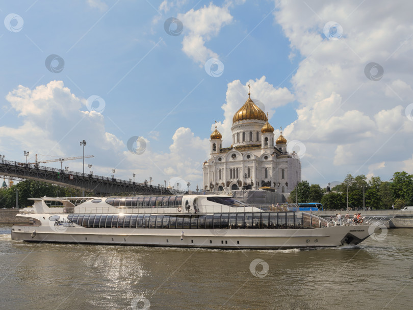 Скачать Белый речной теплоход на фоне Храма Христа Спасителя. Москва. фотосток Ozero