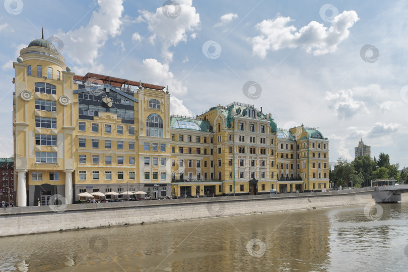 Скачать Современный элитный жилой дом на Якиманской набережной в Москве. фотосток Ozero