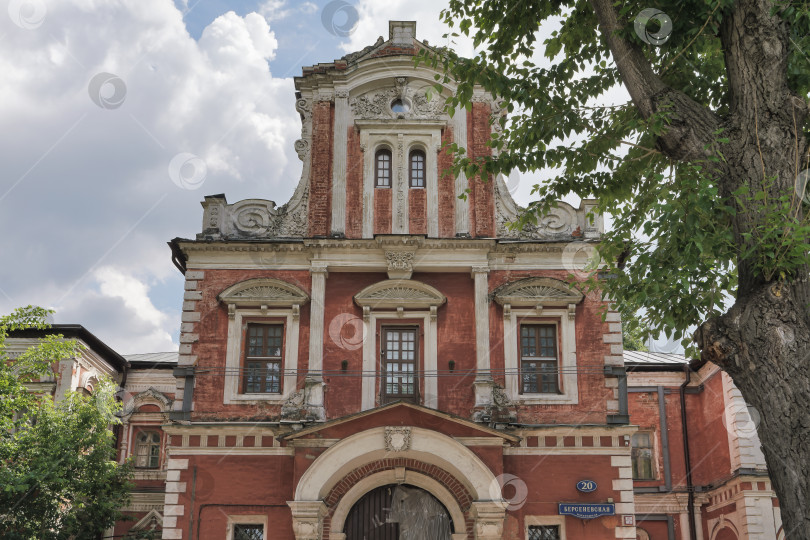 Скачать Фасад старинного храма в центре Москвы на Якиманке. фотосток Ozero