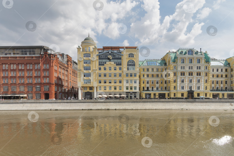 Скачать Фасады современных домов на Якиманской набережной. Москва. фотосток Ozero