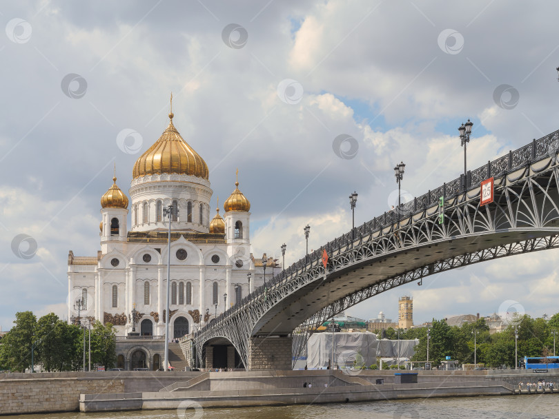 Скачать Храм Христа Спасителя и Патриарший мост.  Пречистенская набережная Москвы-реки. фотосток Ozero