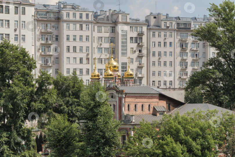 Скачать Никольская церковь во дворе знаменитого "Дома на набережной". Москва. фотосток Ozero