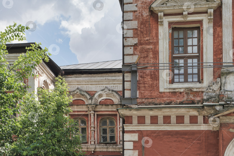 Скачать Фрагмент ветхой стены старинного храма в центре Москвы на Якиманке. фотосток Ozero