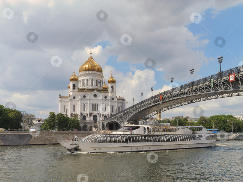 Скачать Белый прогулочный теплоход на фоне Храма Христа спасителя. Москва. фотосток Ozero