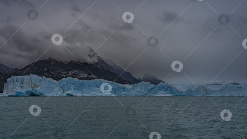 Скачать Стена из голубого льда пересекает бирюзовое ледниковое озеро. фотосток Ozero