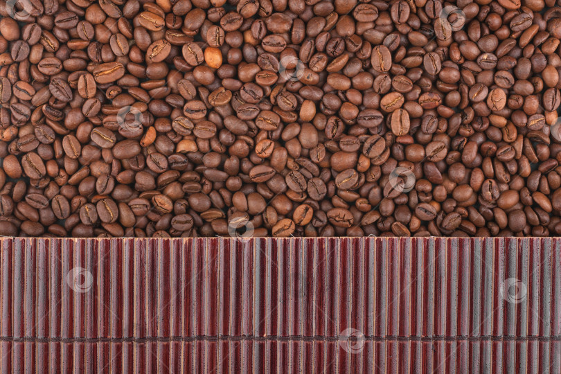 Скачать Красивая бамбуковая циновка на кофейных зернах в качестве сельскохозяйственного фона. фотосток Ozero