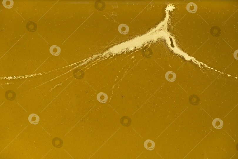 Скачать Абстрактная иллюстрация - вершина горы, выполненная золотой краской. фотосток Ozero