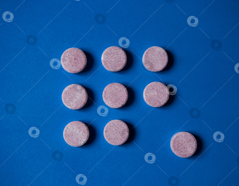 Скачать Таблетки, витамины или лекарственные препараты размещаются на ярком цветном фоне. фотосток Ozero