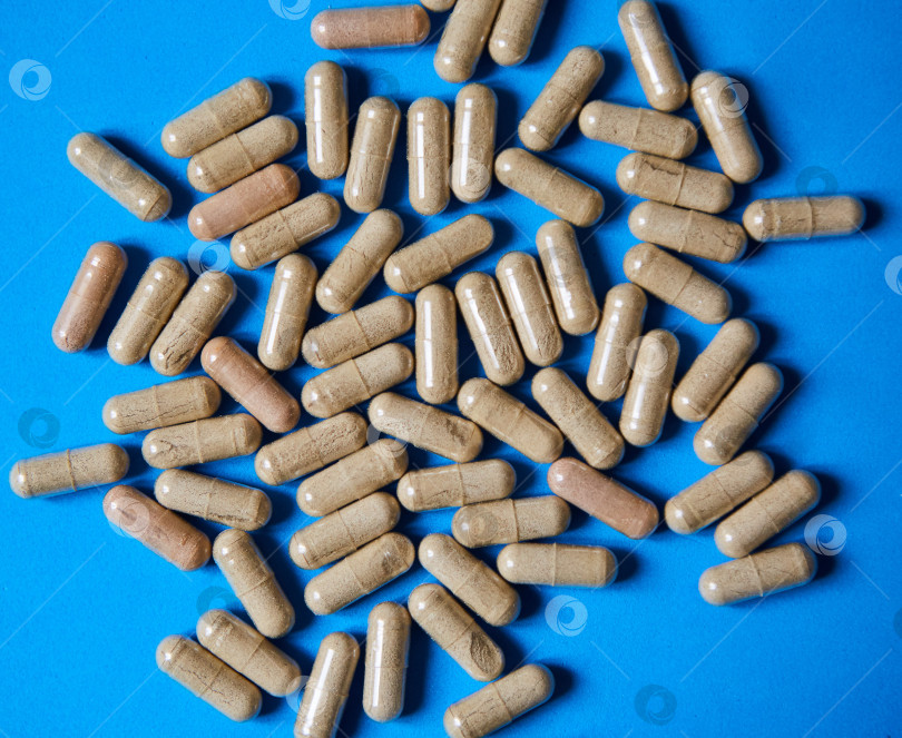 Скачать Таблетки, витамины или лекарственные препараты размещаются на ярком цветном фоне. фотосток Ozero