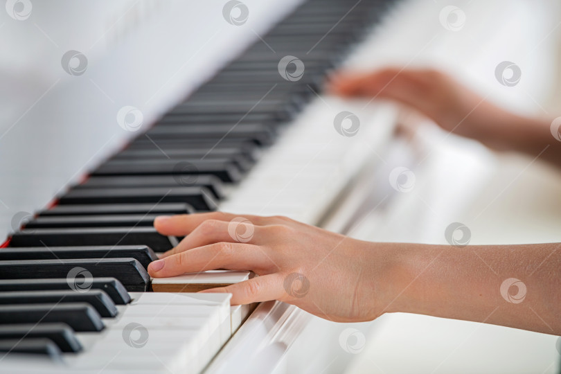 Скачать Руки ребенка, играющего на пианино крупным планом. фотосток Ozero