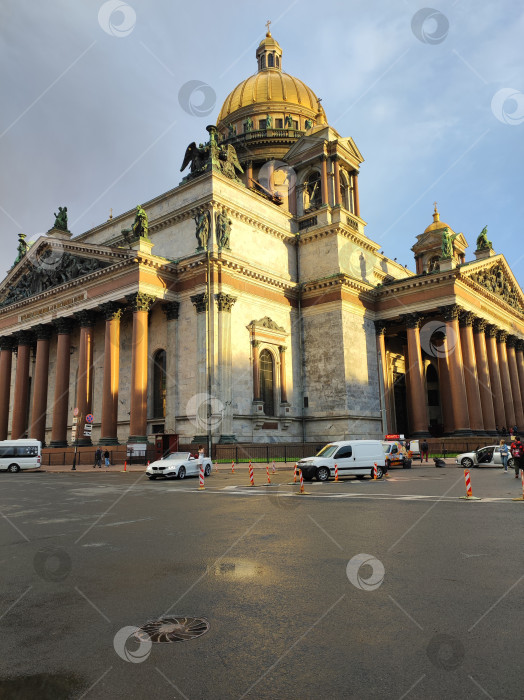 Скачать Санкт-Петербург, Россия - 12 июля 2023: Вид на Исаакиевский собор в лучах вечернего, закатного солнца фотосток Ozero
