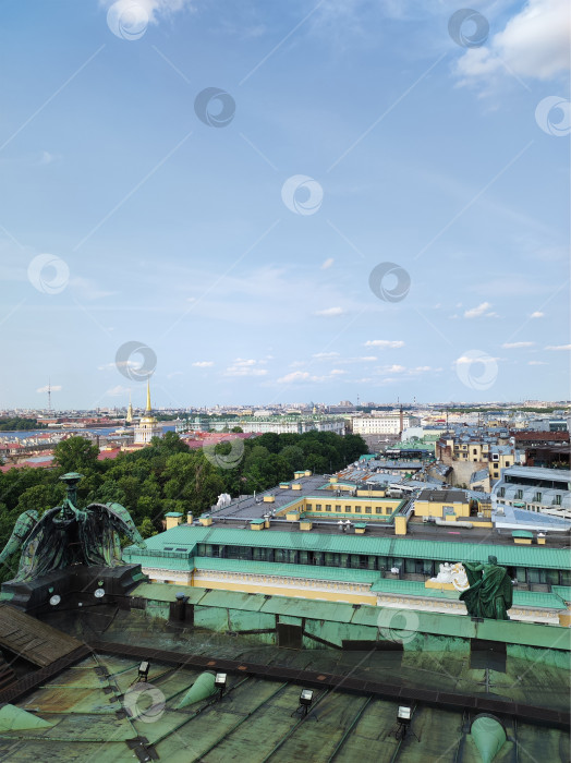 Скачать Санкт-Петербург, Россия - 12 июля 2023: Вид сверху на городские крыши и Адмиралтейство со смотровой площадки Исаакиевского собора фотосток Ozero