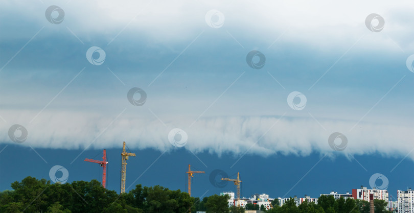 Скачать Панорамное изображение городского пейзажа во время дождя фотосток Ozero