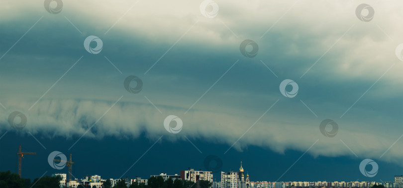 Скачать Панорамное изображение городского пейзажа во время дождя фотосток Ozero