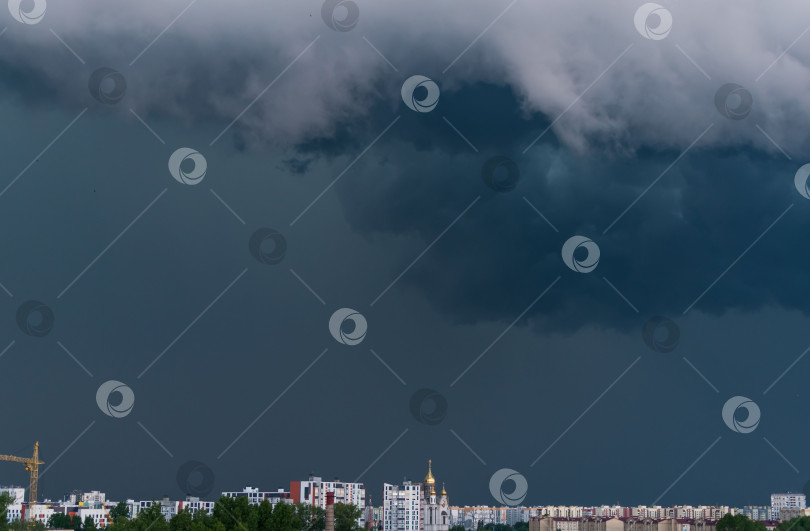 Скачать Панорамное изображение городского пейзажа во время дождя фотосток Ozero