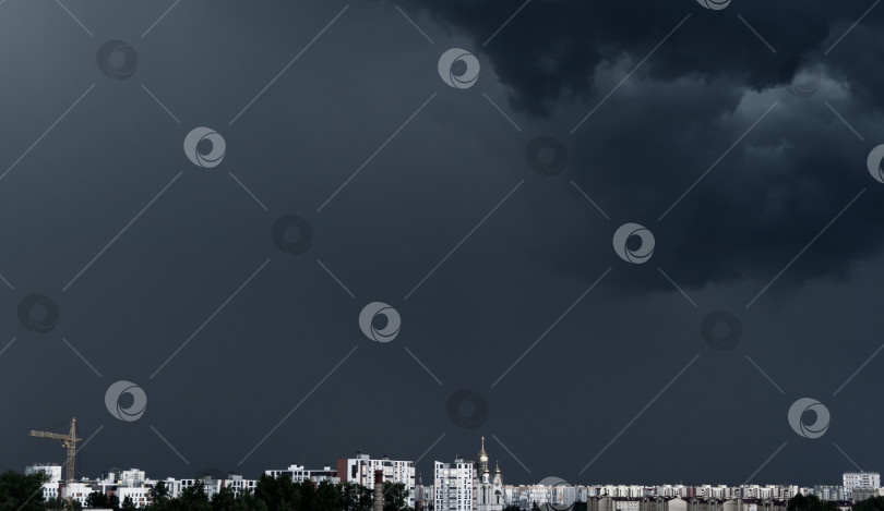 Скачать Панорамное изображение городского пейзажа во время дождя фотосток Ozero