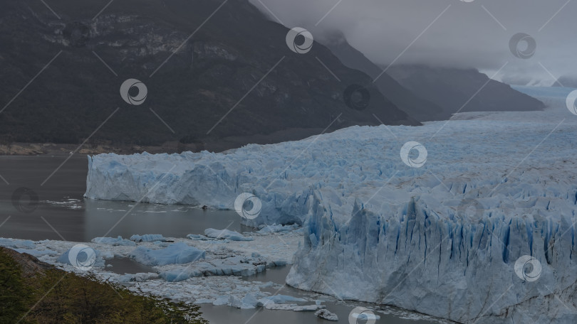 Скачать Со смотровой площадки виден знаменитый ледник Перито-Морено. фотосток Ozero