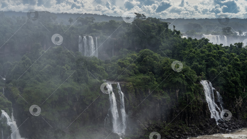 Скачать Тропический пейзаж с водопадом. фотосток Ozero