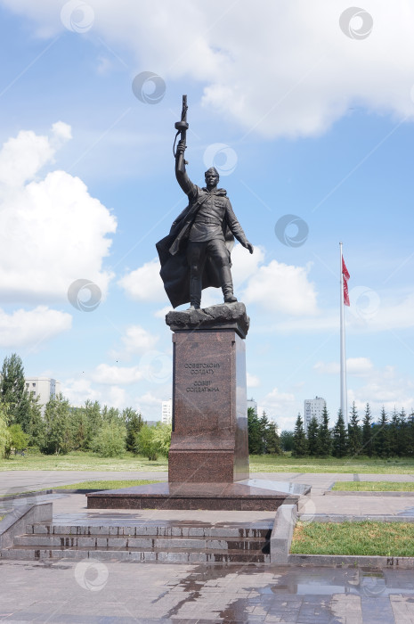 Скачать Казань, Татарстан, Россия - 09.06.24:  Памятник войну-освободителю фотосток Ozero