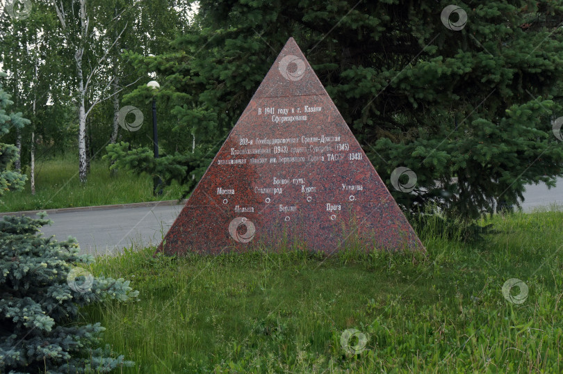 Скачать Казань, Татарстан, Россия - 09.06.24:  пирамиды с описанием воинских подразделений, сформированных в Татарстане и их боевого пути фотосток Ozero