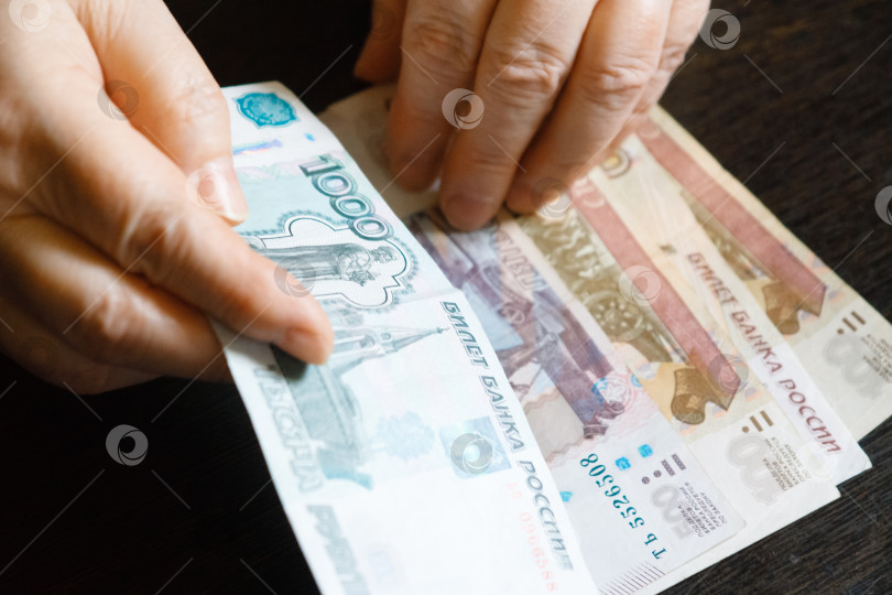 Скачать Пенсионерка держит в своих руках деньги.
Москва, Россия, 9 июня 2024 года. фотосток Ozero