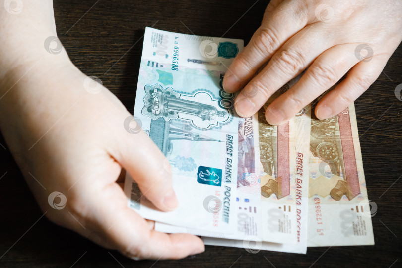 Скачать Пенсионерка держит в своих руках деньги.
Москва, Россия, 9 июня 2024 года. фотосток Ozero