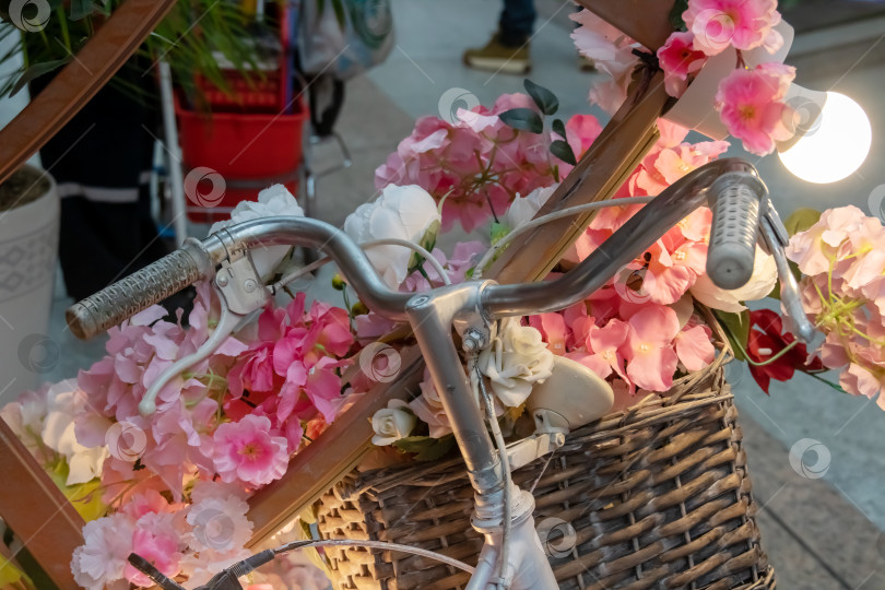 Скачать Искусственные розовые цветы в корзине крупным планом фотосток Ozero