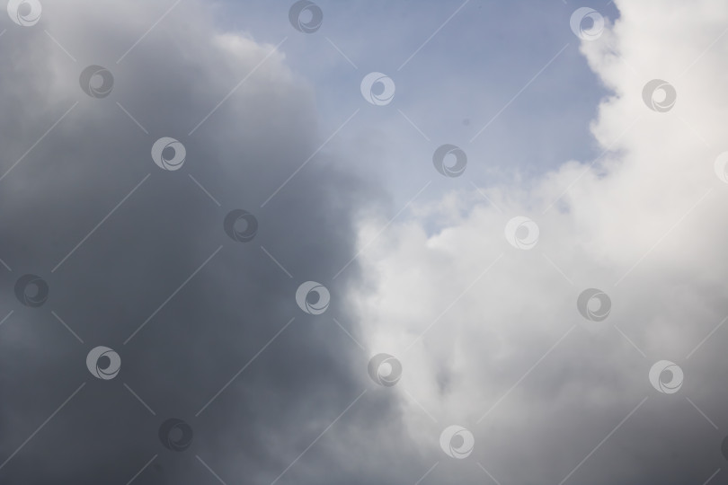 Скачать Небо, заполненное кучевыми облаками, создает живописный метеорологический пейзаж фотосток Ozero
